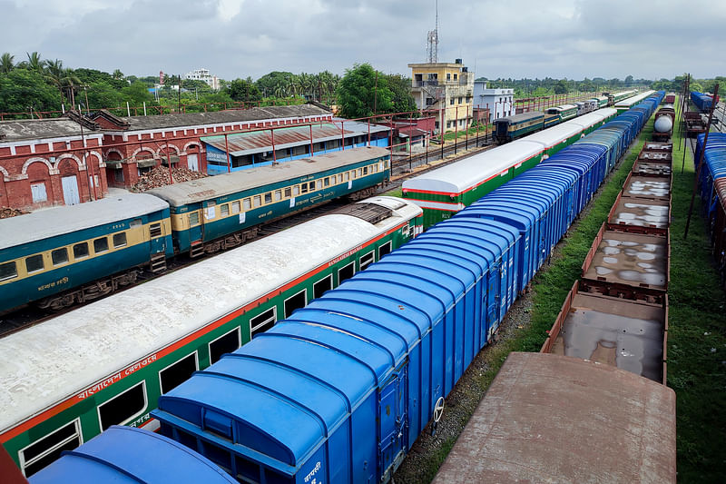 যাত্রীবাহী ও মালবাহী ট্রেন থেকে পশ্চিমাঞ্চল রেলওয়ে প্রতিদিন প্রায় ১ কোটি ১৫ লাখ টাকা আয় করে। বর্তমানে ট্রেন চলাচল বন্ধ থাকায় রেল কর্তৃপক্ষ এই আয় থেকে বঞ্চিত হচ্ছে। গতকাল শনিবার পাবনার ঈশ্বরদী রেলওয়ে জংশনে